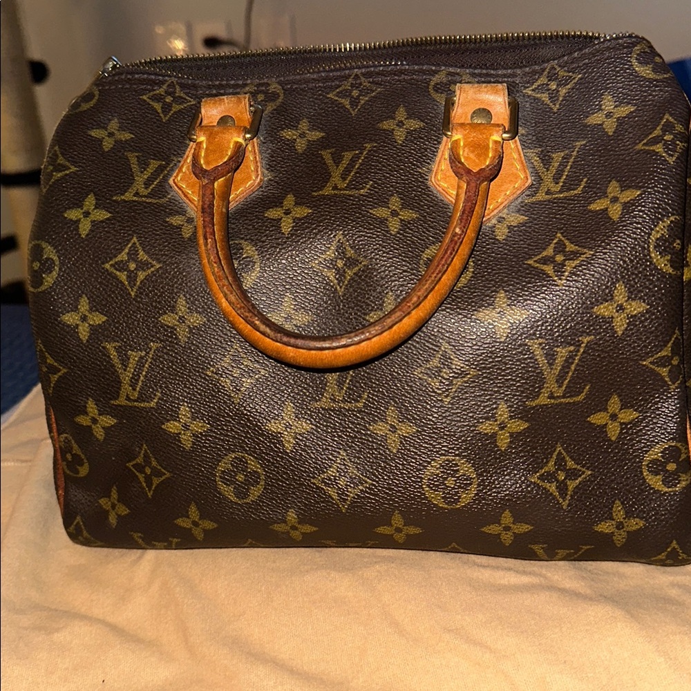 Authentic Louis Vuitton Monogram Speedy 25 handbag.